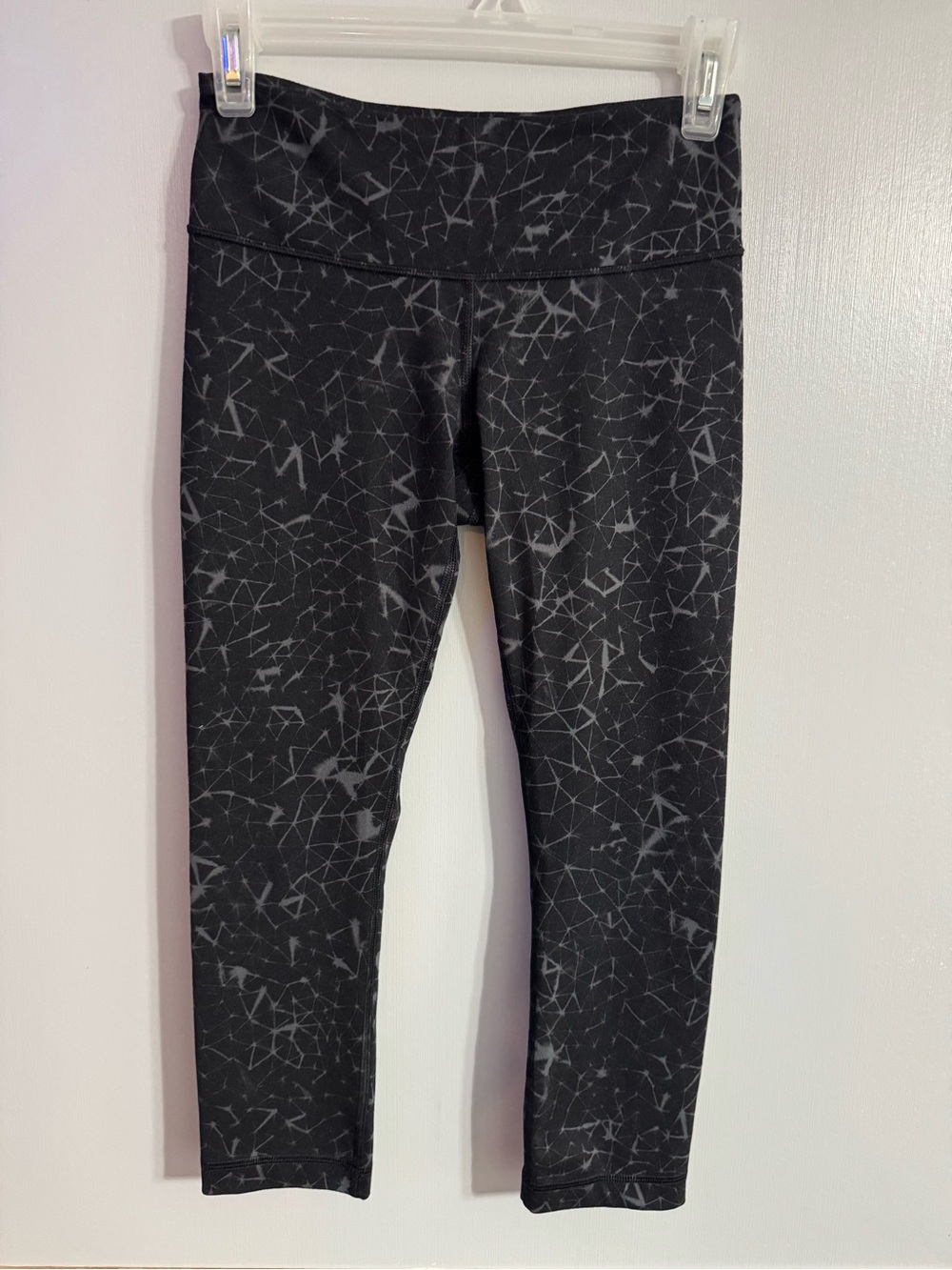 lululemon athletica Black and Gray Galaxy Cropped Leggings Size 4